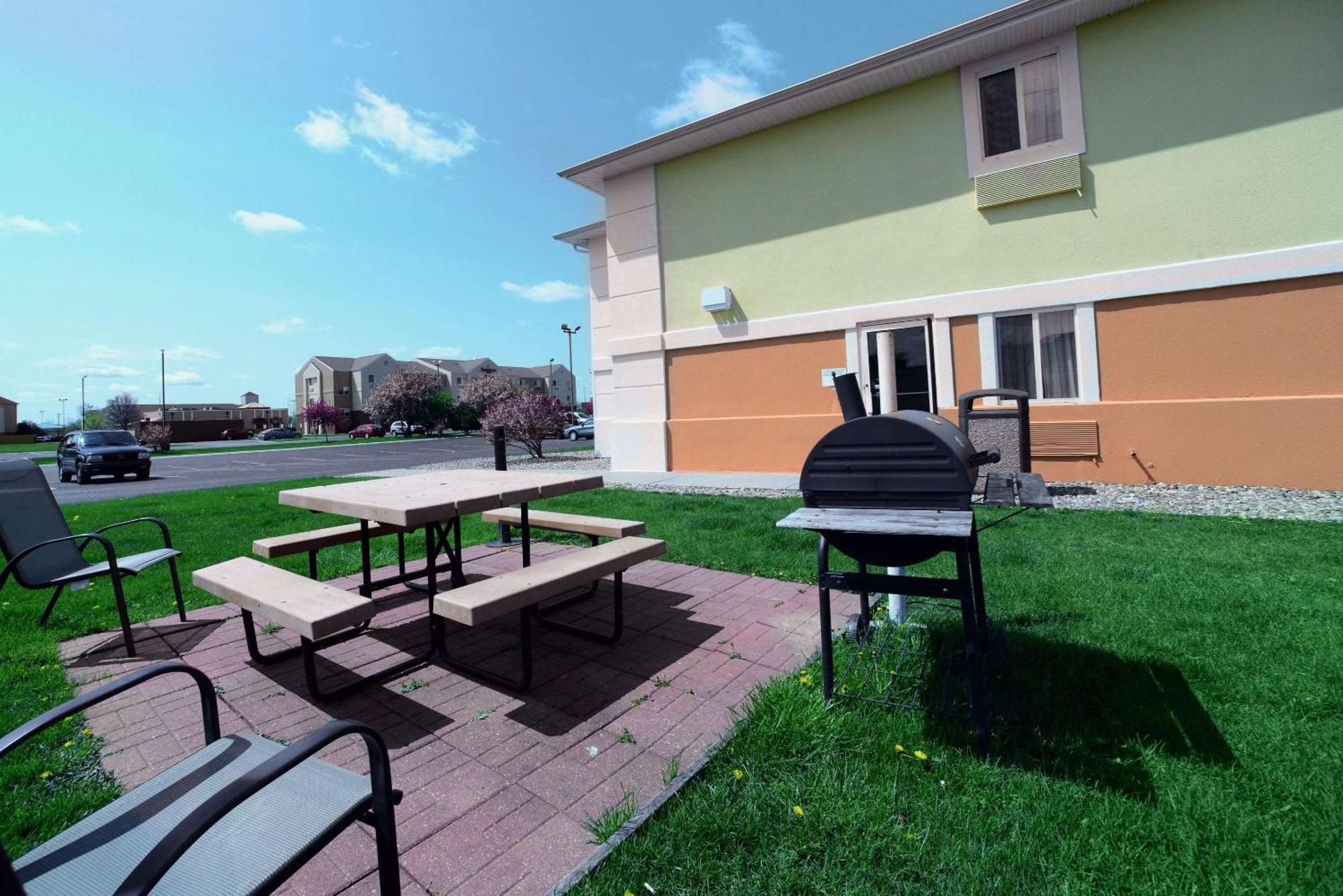 Quality Inn & Suites Springfield Southwest Near I-72 Extérieur photo